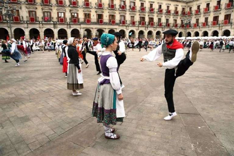 La Academia de Folklore presenta el programa “Dantza Plazan” que comienza mañana e incluirá 15 actuaciones