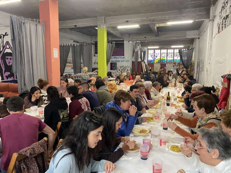 KRONIKA eta ARGAZKIAK: Somos lo que nos dejan comer, agroindustriaren aurrean auzoak burujabetza